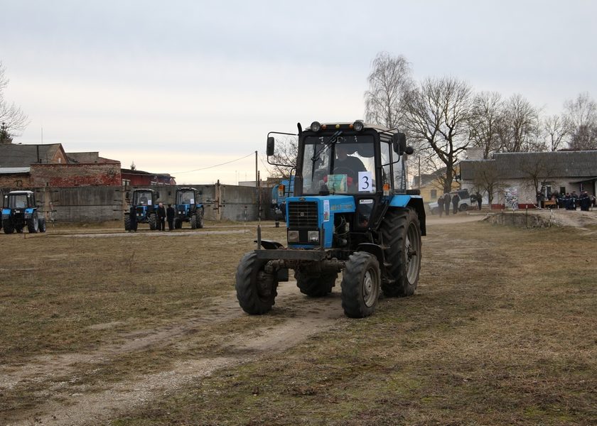 Аграрии Зельвенского района впервые сразились в тракторном биатлоне 