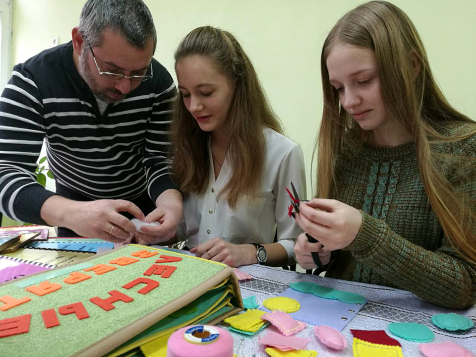 Гродненские школьники создают книги для слабовидящих детей