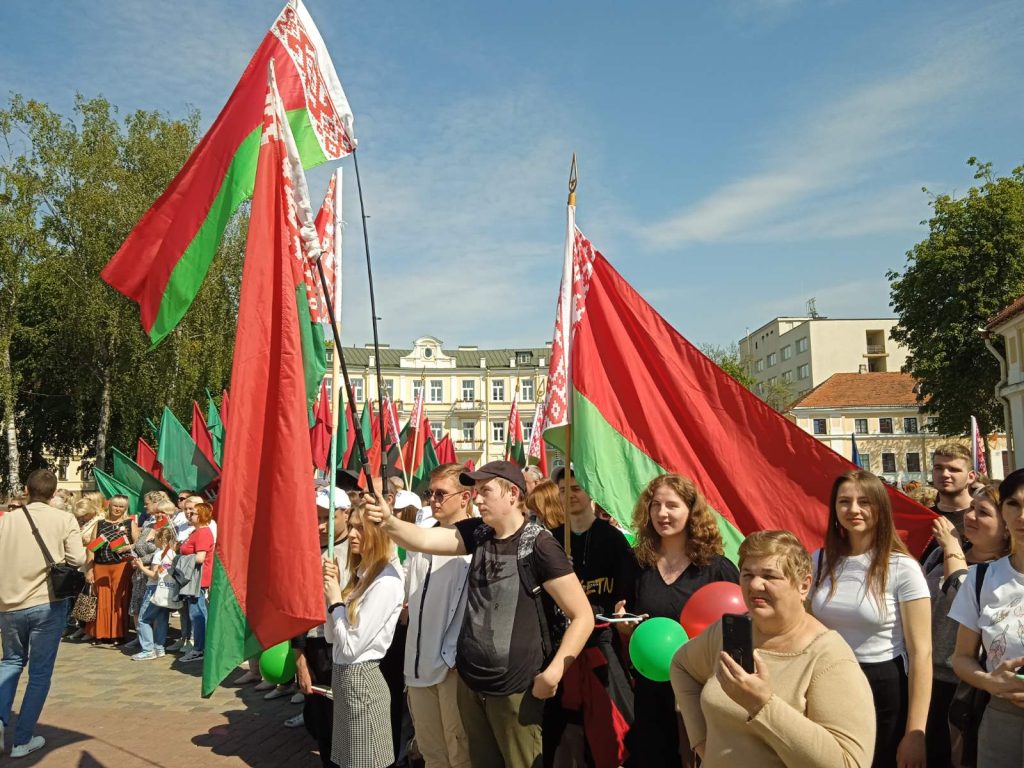 Митинг, посвященный Дню Государственного флага, Государственного герба и  Государственного гимна Республики Беларусь прошёл в Гродно на площади  Ленина. - ГРОДНЕНСКОЕ ОБЛАСТНОЕ ОБЪЕДИНЕНИЕ ПРОФСОЮЗОВ