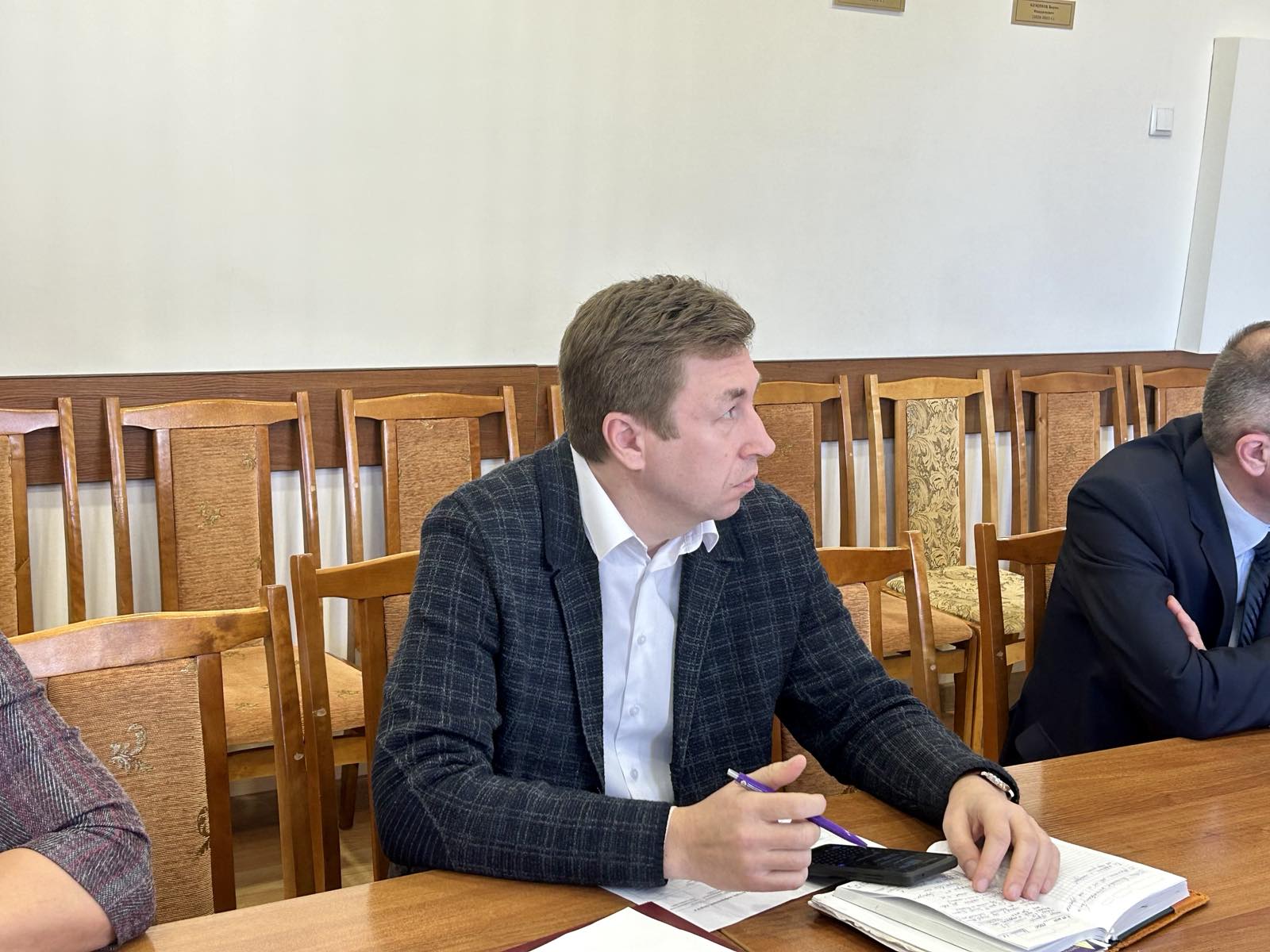Денис Малевич во время знакомства с кандидатами в председатели первичек 