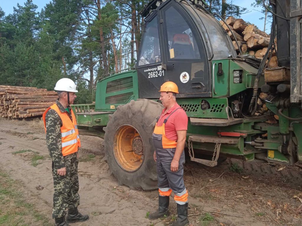 В центре внимания профсоюза условия труда и быта работников лесхозов на разработке ветровально-буреломных лесосек в Гомельской области